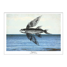 Afbeelding in Gallery-weergave laden, Maritieme kunstprint met zwart-witte vliegende vis, felblauwe zee en lichtblauwe lucht – De Beeldvink.