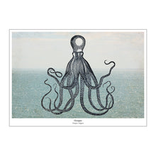 Afbeelding in Gallery-weergave laden, Maritieme kunstprint met zwart-witte octopus, blauwgrijze zee en lucht – De Beeldvink