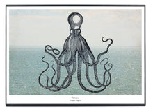 Afbeelding in Gallery-weergave laden, Een fantasierijke collage print op hout van de octopus met op de achtergrond een blauwgrijze lucht en zee.