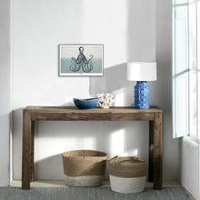Afbeelding in Gallery-weergave laden, Maritieme kunstprint op hout met zwart-witte octopus, blauwgrijze zee en lucht van De Beeldvink in een interieur.