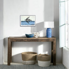 Afbeelding in Gallery-weergave laden, Maritieme kunstprint op hout met zwart-witte vliegende vis, felblauwe zee en lichtblauwe lucht in een interieur., van De Beeldvink 