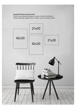 Afbeelding in Gallery-weergave laden, Voorbeeld van 4 formaten van kleine prints op een wand in een zwart wit interieur