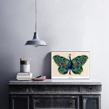 Afbeelding in Gallery-weergave laden, Fantasierijke collageprint van De Beeldvink met een Dagpauwoog, afgebeeld op hout en stijlvol gepresenteerd in een interieur.