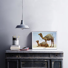 Afbeelding in Gallery-weergave laden, Fantasierijke collageprint van De Beeldvink met een Kameelvlieg, afgebeeld op hout en stijlvol gepresenteerd in een interieur.