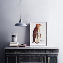Afbeelding in Gallery-weergave laden, Fantasierijke collageprint van De Beeldvink met een Keizerswallaby, afgebeeld op hout en stijlvol gepresenteerd in een interieur.