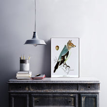 Afbeelding in Gallery-weergave laden, Fantasierijke collageprint van De Beeldvink met een Wolfsklauwier, afgebeeld op hout en stijlvol gepresenteerd in een interieur.