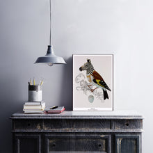 Afbeelding in Gallery-weergave laden, Fantasierijke collageprint van De Beeldvink met een zebravink, afgebeeld op hout en stijlvol gepresenteerd in een interieur.