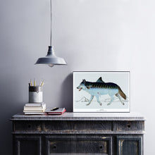 Afbeelding in Gallery-weergave laden, Fantasierijke collageprint van De Beeldvink met een Zeewolf, afgebeeld op hout en stijlvol gepresenteerd in een interieur.